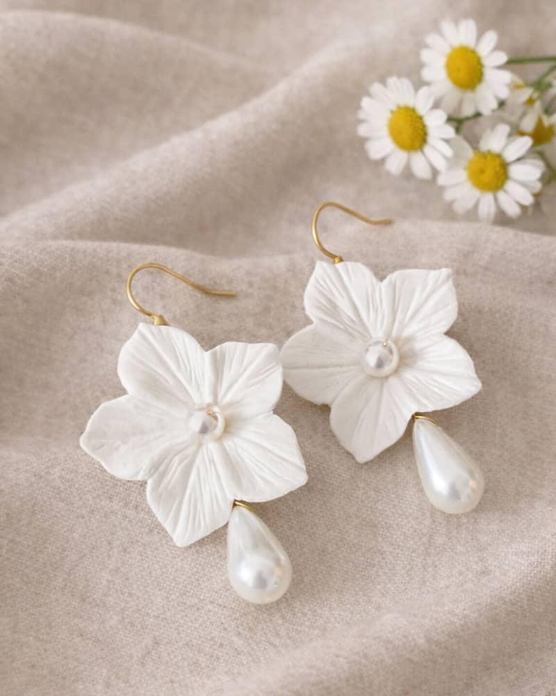 Les beautés 🤍 À l’orée de ce week-end prolongé, nos coeurs a fait boum pour ces boucles d’oreilles ornées de fleurs en porcelaine froide et de perles nacrées 🌿. Pensés pour les futurs mariées, les bijoux imaginés par @lueur.de.perles sont de véritables pépites d’élégance et de raffinement.