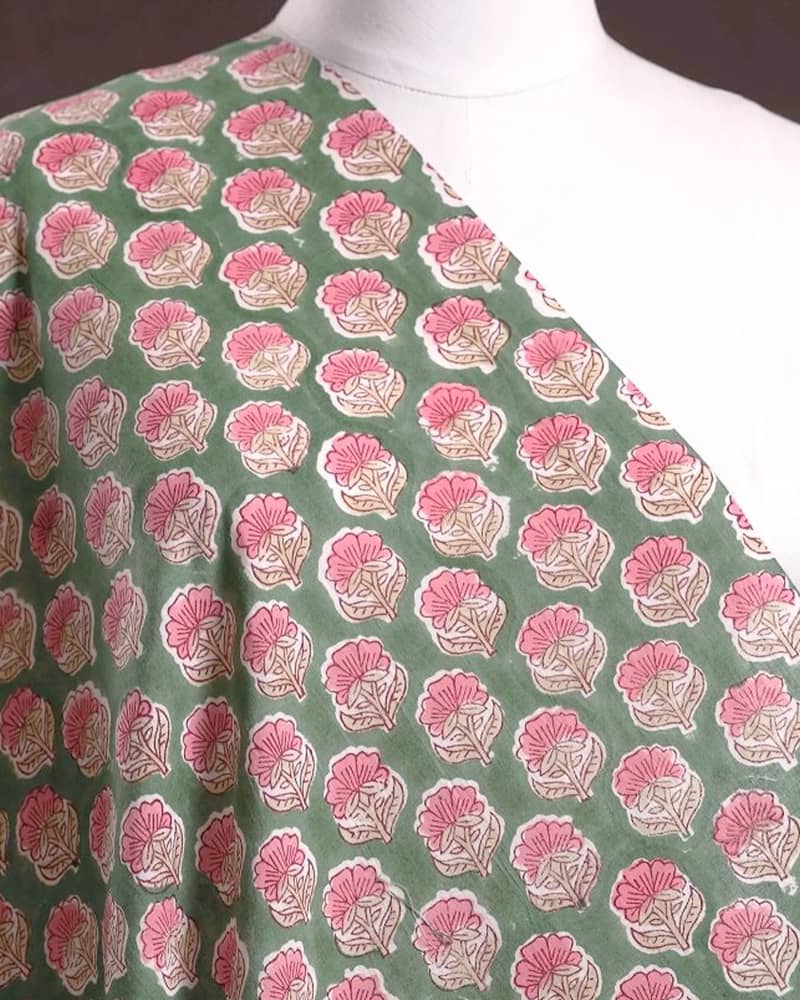 Laissez parler votre créativité avec cet imprimé fleuri de toute beauté 🌷 ! Ce tissu traditionnel indien sublimera à merveille vos prochaines cousettes estivales. De nombreux motifs tous plus originaux les uns que les autres sont à découvrir chez Heures indiennes mercerie, un vrai coup de coeur ❤️