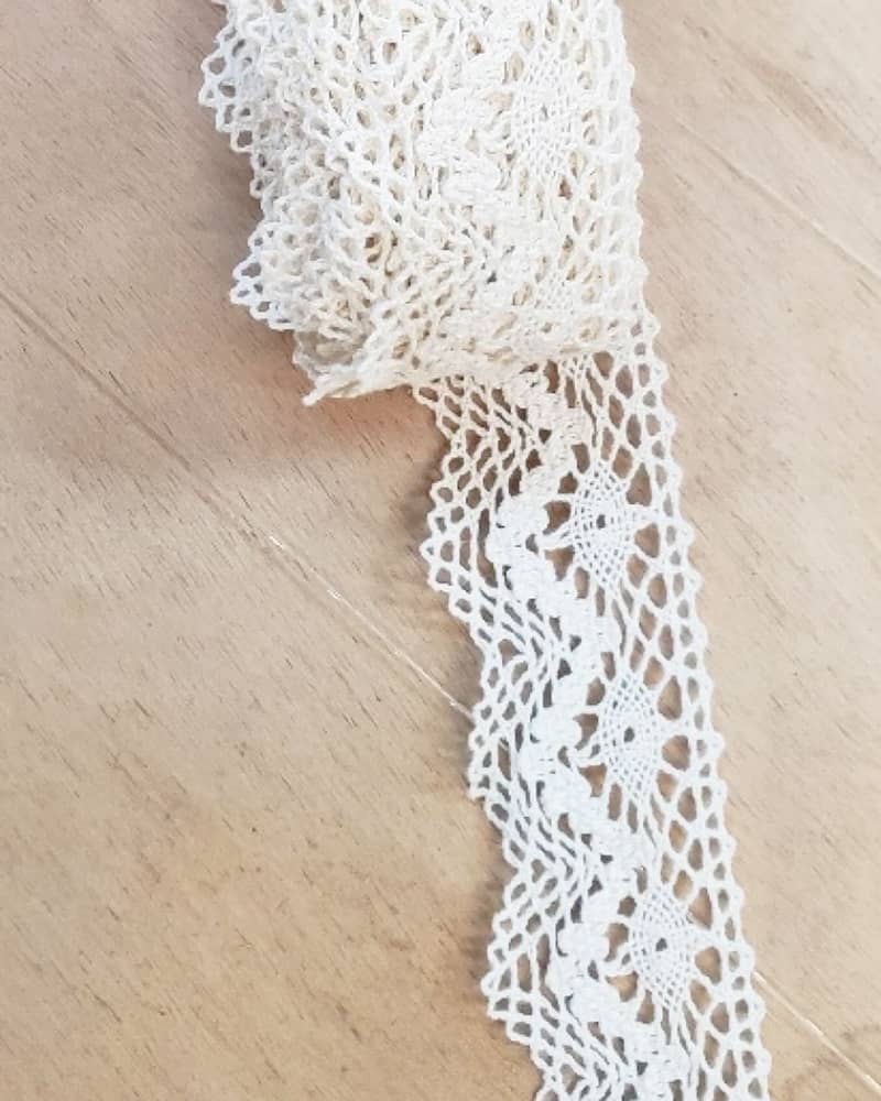 Croquez la vie à pleines dent(elle)s 🤍 ! Ce galon déniché par @mercerie_creative_deco apportera à vos créations printanières un style vintage, romantique et bohème 🌿.