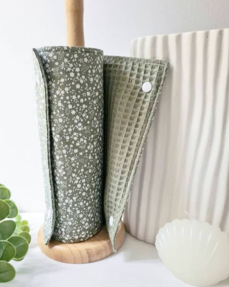 Ménage de printemps 🌿 Doit-on encore justifier les mérites indéniables de l’essuie-tout lavable ? 🫶 Parce qu’en plus d’être pratique pour nettoyer et essuyer en toute simplicité, ce modèle imaginé par @mllepastillementhe apportera une jolie touche déco à votre cuisine ❤️. Nous sommes conquis !