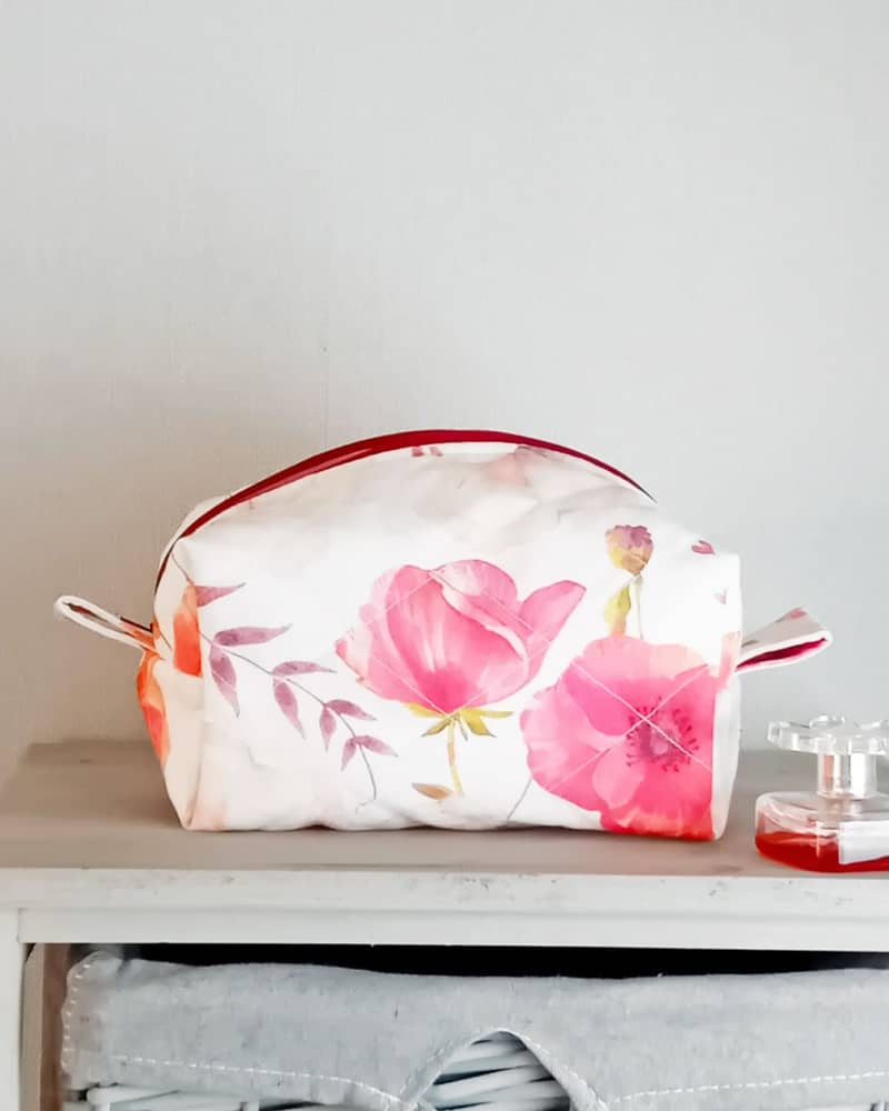 Oh que c’est beau 🌸 À la maison, comme en vadrouille, cette trousse de toilette imaginée par @latelier_de_lily_v est idéale pour accueillir vos produits de beauté préférés. On aime son format généreux, son imprimé fleuri romantique et son matelassage fait main. C’est un coup de coeur ❤️