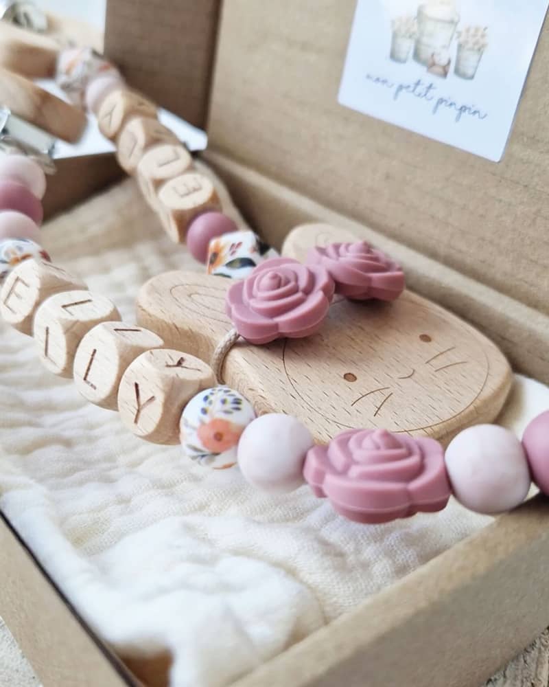 Le cadeau de naissance parfait est là, juste sous vos yeux 🌸👀 Ce coffret plein de tendresse a été pensé avec amour pour accompagner les premiers instants de cette belle aventure. Bravo @mon_petit_pinpin d’émerveiller petits et grands au quotidien 🫶.