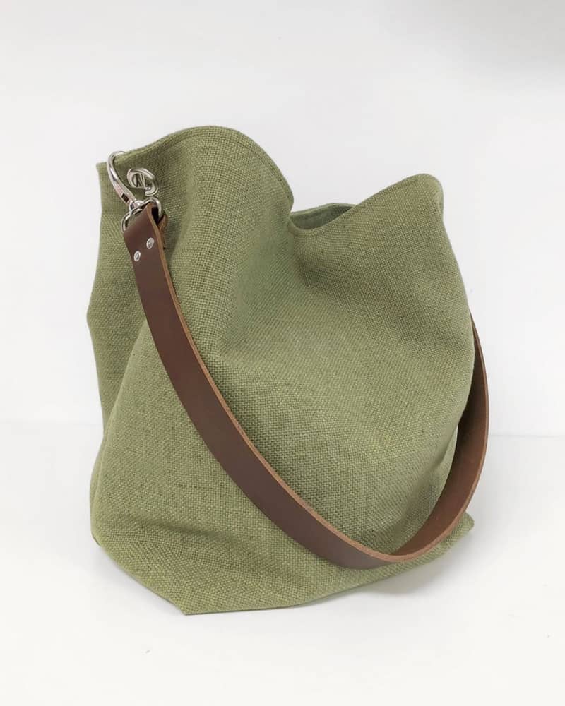 Abra-cabas-bra ✨ Le voici, le voilà : le cabas parfait qui vous accompagnera tout au long de vos trépidantes journées est signé @lesfilsdisa. On aime son tissu en lin (un intemporel), ses deux poches intérieures (que c’est pratique) et sa anse amovible en cuir (disponible en 2 coloris) ❤️