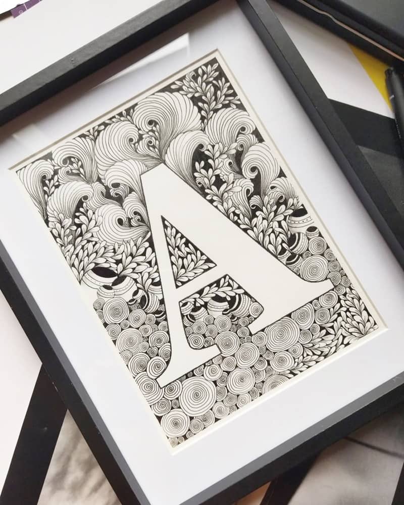 Connaissez-vous le ZIA (Zentangle Inspired Art) 🔍 ? Inspiré du Zentangle, le ZIA est une forme d’expression libre, intuitive et personnelle, à l’image de ce dessin à l’encre réalisé avec patience et créativité ✍️ Partagez votre initiale à @1filpourylannie et laissez-la suivre son instinct pour jouer avec les lignes, les motifs et les contrastes. Son travail nous épate ❤️.