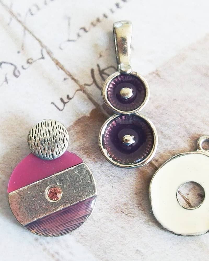 Des pendentifs de caractère, pour laisser parler votre imagination ✨ Dans un style vintage affirmé, ce trio de pendentifs émaillés est parfait pour créer collier, bijou de sac ou broche. Merci Mudita Mercerie d’avoir déniché ces pépites 🫶