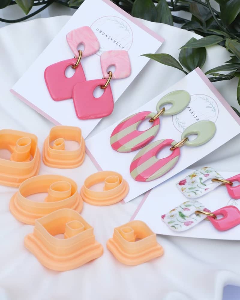 La pièce maîtresse qu’il vous manquait pour lancer votre collection de bijoux printaniers est là, juste sous vos yeux 👀🌸. Près de 300 emporte-pièces sont à découvrir sur la mercerie Creastella Fabrik, un repère pour tous ceux qui travaillent la pâte polymère ❤️ !