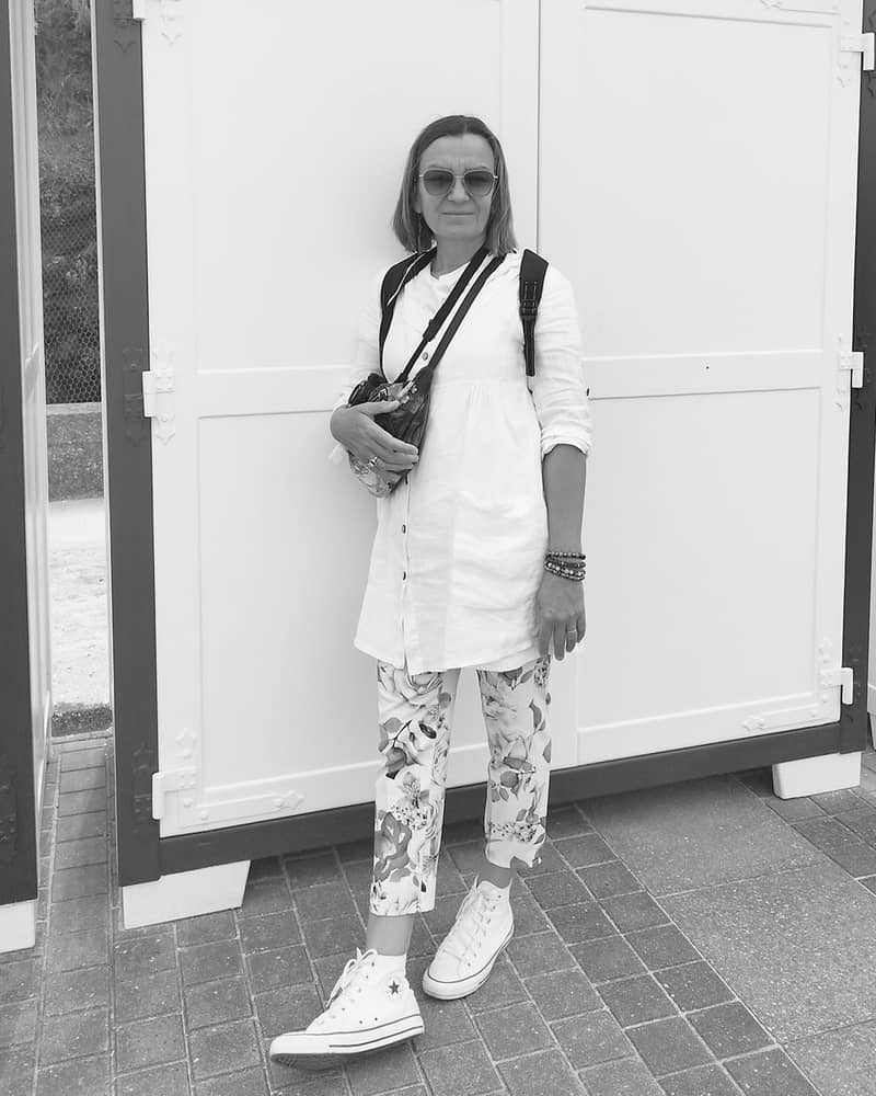 Face-à-face avec Muriel alias @soiepeintmain ❤️ Passionnée par la peinture sur soie 🎨, notre talent à l’affiche crée des accessoires hauts en couleur que vous serez fières de porter au quotidien. Quel coup de coeur !