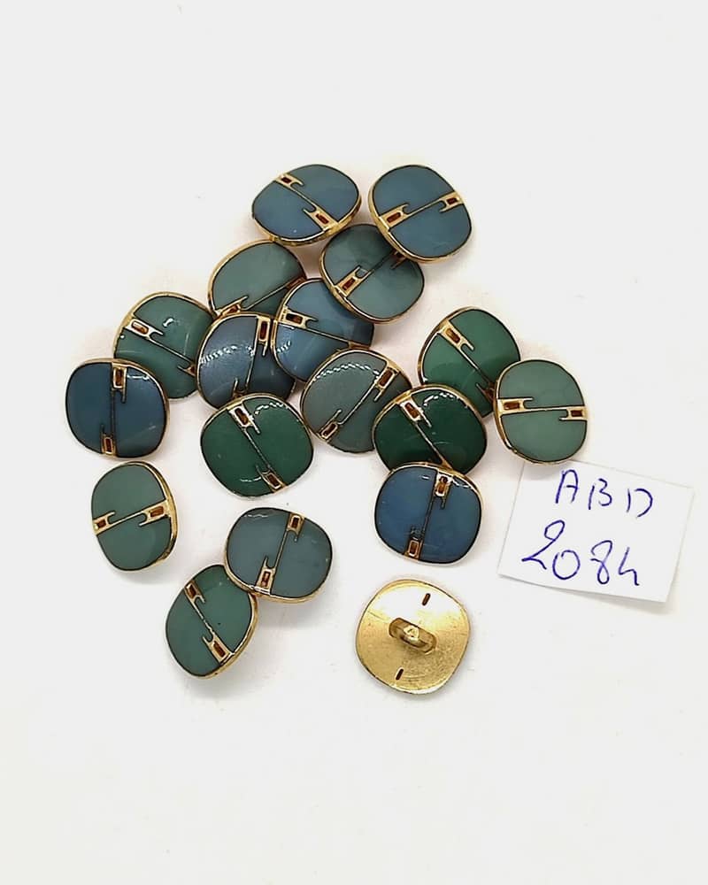 Avec leur style vintage affirmé, ces boutons en résine apporteront la touche finale à vos cousettes estivales ☀️. Une pépite dénichée sur la mercerie Vive les Boutons (qui porte merveilleusement bien son nom) ❤️