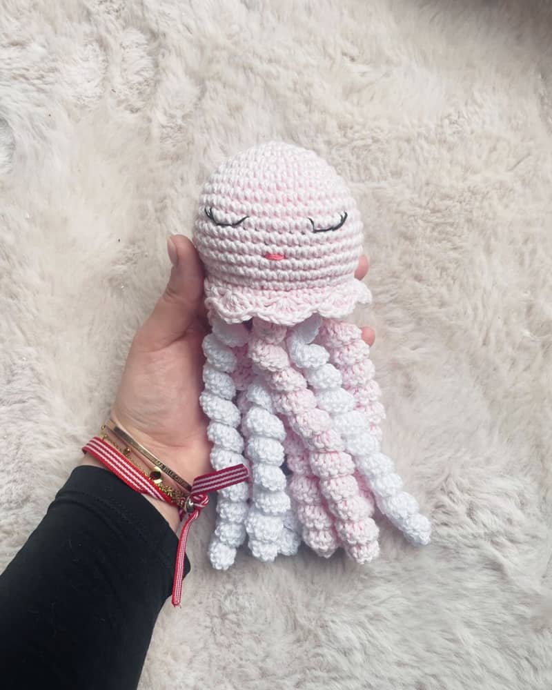 Lundi mignonnerie 🐙 Crochetée à la main avec amour par @clemenmailles, cette pieuvre pleine de douceur nous fait voir la vie en rose 🌸. Elle apportera tendresse et réconfort à nos petits bouts.