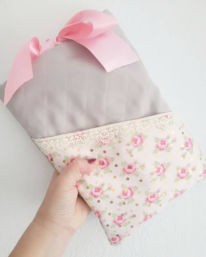 So shabby chic ❤️ Dans cette pochette à livre imaginée par @filenmainbynini, il y a beaucoup de choses que l’on aime : l’association d’un tissu matelassé avec cet imprimé fleuri de toute beauté 🌸, un beau ruban rose à nouer et cette dentelle pleine de finesse 🎀, une poche plaquée pour y glisser marque-page, crayon ou lunettes 🤓 !