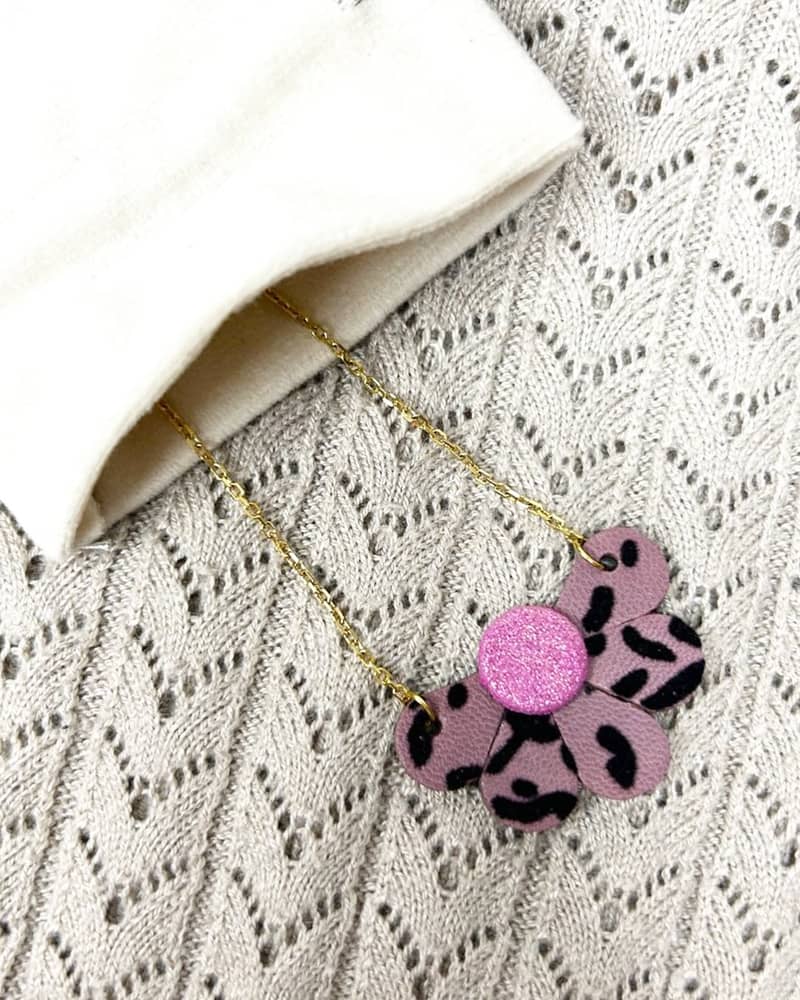 Un collier de toute beauté, des bijoux pensés pour briller ✨ Chez @pepi.teria, chaque bijou est une pièce unique façonnée à partir de matières récupérées ou naturelles. Nous sommes tombés sous le charme de l’univers fleuri et coloré de cette marque bretonne qui porte si bien son nom : une vraie pépite ❤️.