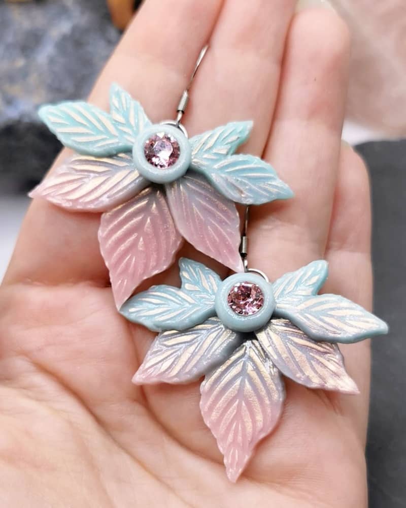 « Wouahou », c’est le premier mot à la vue de ces majestueuses boucles d’oreilles imaginées par @lafeechromatique ❤️ Fabriqué en pâte polymère, dans des teintes pastel ravissantes, ce bijou empreint de féérie et de romantisme est une vraie pépite 🌸 !