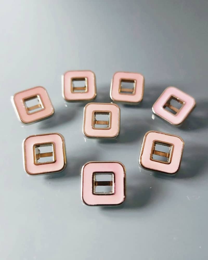 Pour des cousettes au carré, optez pour ces magnifiques boutons graphiques 🌸 On aime leur forme originale et ce rose tendre de saison ! Ils seront parfaits pour twister une veste, un sac ou une blouse avec une pointe de fantaisie.