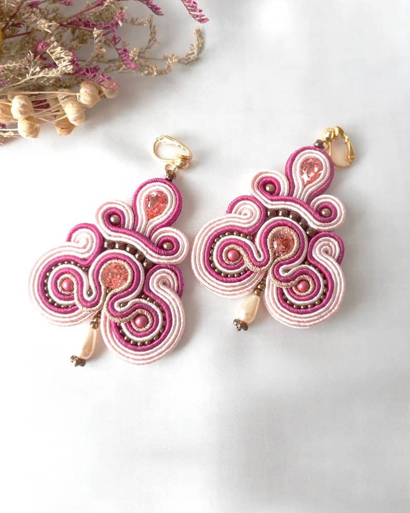 Vous avez vu ces beautés ? 👀 Fabriquées en soutache et ornées de cristaux scintillants et de perles en verre, ces boucles d’oreilles clips sont cousues à la main avec beaucoup de soin. Quel travail d’orfèvre 👏 ! Pour une occasion spéciale ou pour égayer notre quotidien, on a toutes une bonne raison d’adopter les bijoux Jumel ❤️.