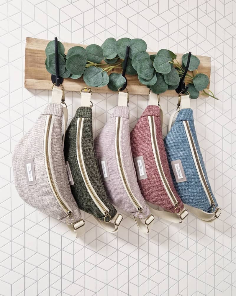 Vous allez avoir LA banane ❤️ Avec 40 couleurs au choix, 3 tailles disponibles et la doublure intérieure personnalisée, votre banane sera unique, comme vous 🫶. Et ça, c’est grâce au travail de @monateliercreatif53 qui mérite tous les honneurs 👏