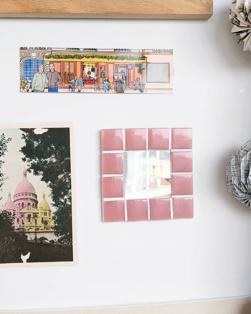 Un carré de douceur 🌸 Ce miroir en mosaïque rose poudré coche toutes les cases : lumineux, délicat et plein de charme. Il sera parfait pour égayer un bureau, décorer une entrée ou embellir une salle de bains ! Plus de couleurs à découvrir sur la boutique de Maveou 🌈