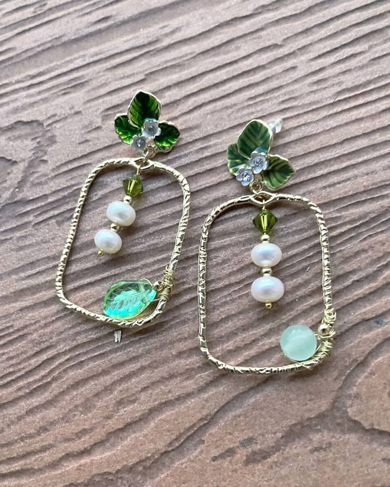 Coup de 💚 (en promo) ! Ces boucles d’oreilles ornées de perles de culture, aventurine et cristal Swarovski sont signées @cathynature.bijoux 🌿 On aime leur style bohème et vintage, des vraies pépites d’originalité.
