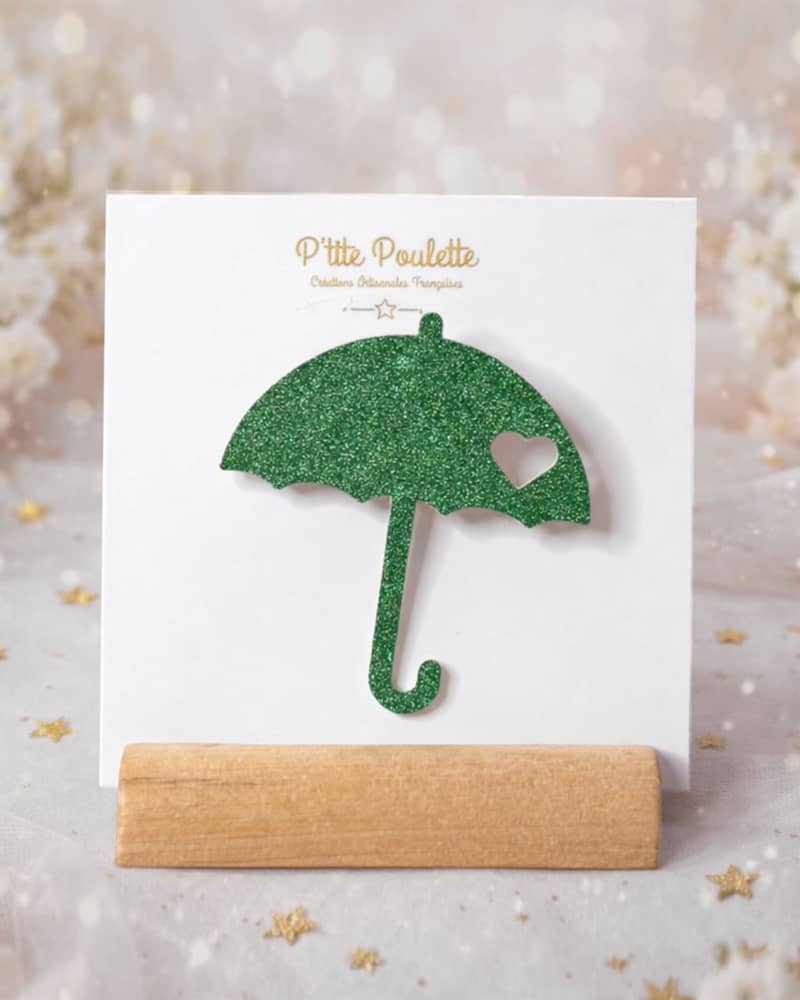 Mood du jour ☂️ Quelle que soit la météo prévue pour ce week-end prolongé, rien ne vous empêchera de briller ✨ À offrir ou à collectionner, les broches @ptite_poulettetlse sont là pour égayer toutes vos journées.