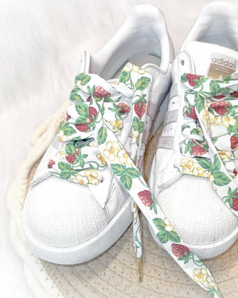 Retour de marché 🍓 Avec ces magnifiques lacets aux pieds, osez l’originalité ! On adore l’idée pour pimper vos baskets avec créativité. Une création signée @les_idees_delo ❤️