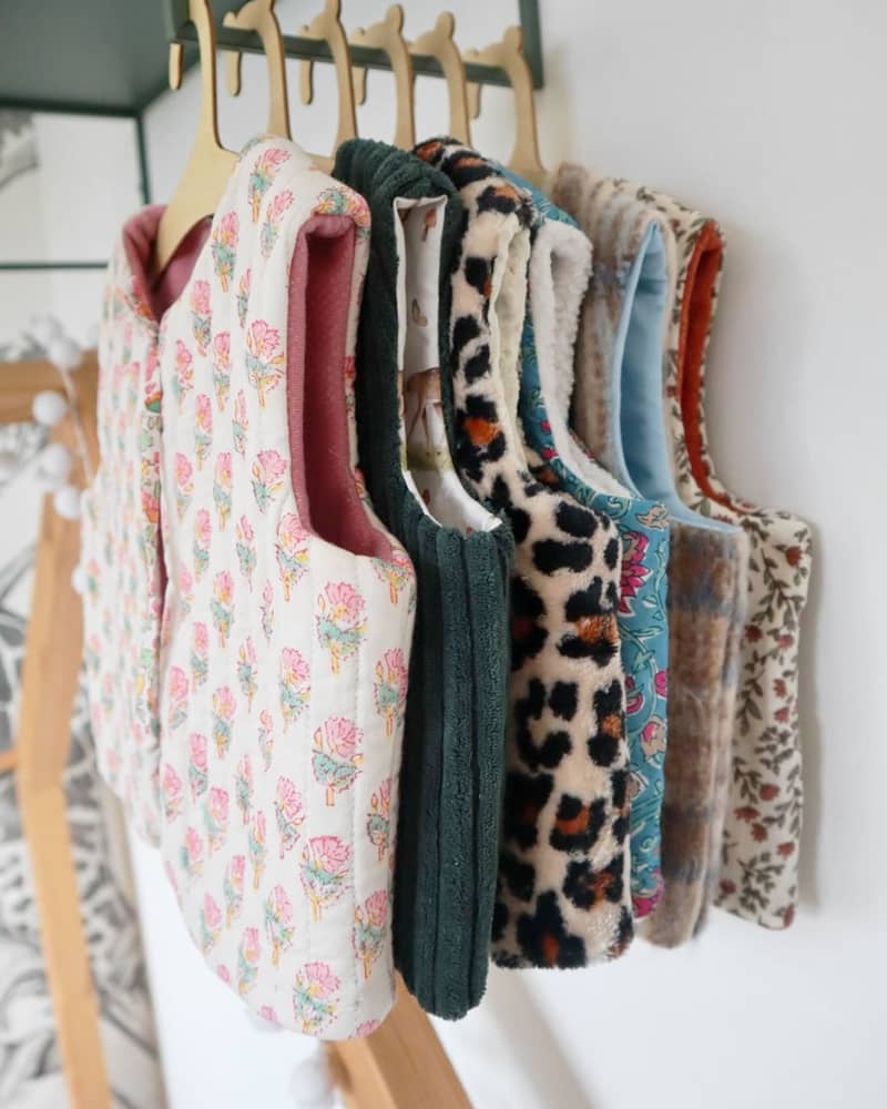 Imaginez le gilet de berger parfait pour votre bout de chou : @petit.bourdon.creation le réalise pour vous 🫶 ! Avec près de 100 tissus disponibles et des tailles allant de 1 mois à 4 ans, vous avez l’embarras du choix. C’est aussi ça la beauté de l’artisanat ❤️