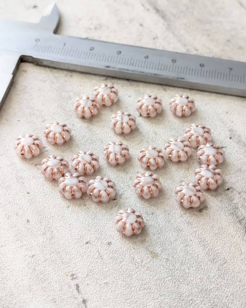 Trouvez la perle rare (ou plusieurs) dans la très jolie mercerie Histoire de rouages 🌸 Ces perles en verre tchèque fabriquées par un artisan verrier sauront vous inspirer les plus beaux bijoux qui soient 🫶.