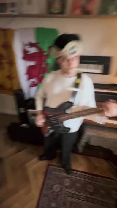 big riffs with @grahamcostellomusic 

#bass #drums