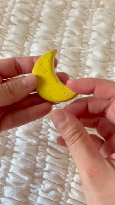 Qual é seu pingente, sua jóia favorita? ☀️🌛💛
Para compor o colar, a fita e cordão, você é quem esc
