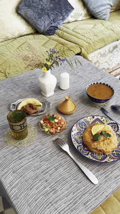 Une table comme à la maison 🤎
La pastilla qui croustille, la harira qui réchauf