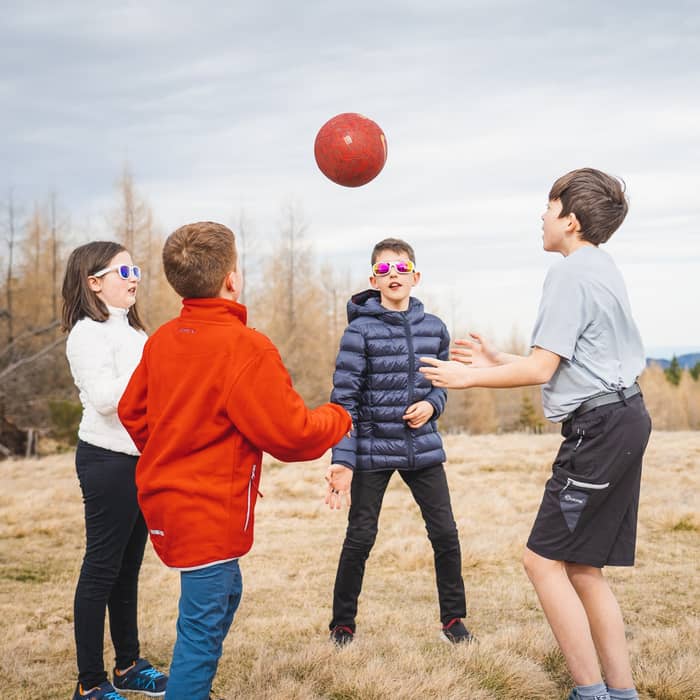 Jeux, rires et looks d&#039;enfer, le combo gagnant ! 👕👌🔥
___________

Games, laughter, and killer looks, the winning combo! 👕👌🔥

#LhotseAdventures #ActivitésOutdoor  #OutdoorActivities