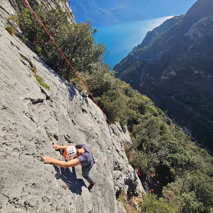 Lo scorso weekend è stato super! 
2 giorni di arrampicata ad Arco con i ragazzi del @jac.mountainclub 

🍁 ora viene il bello delle scalate!

@wildclimb @mountainequipment @sfida2.0 
@guidealpine_italiane @visitlagodigarda