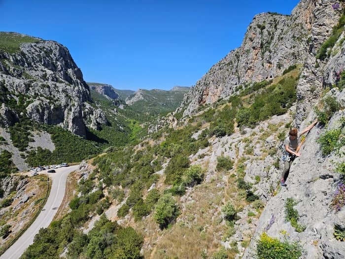 🇬🇷 Siamo stati a Manikia, Grecia, nel nuovo paradiso dall'arrampicata! 

🧗‍♂️ 4 giorni di scalata in falesie dalla roccia bella, posti stupendi e luoghi dove si respira la vera tradizione greca. Persone super accoglienti e disponibili che ci hanno fatto assaporare la cucina locale 👌

Grazie mille a chi ha partecipato a questo viaggio!

@sfida2.0
@wildclimb
@guidealpine_italiane