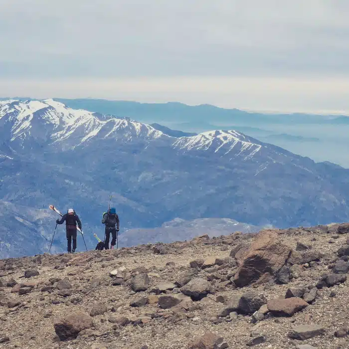 ⛷️ Siamo stati a esplorare il Cile con gli sci, il primo giorno non ci siamo fatti scappare una salita a un 4000! Il Cerro la Parva ci ha subito fatto capire che qui il vento forte, i grandi spazi e le montagne colorate la fanno da padrone. 

Primo impatto con questa terra stupenda, prima di iniziare a scendere verso sud a caccia di più neve e vulcani da sciare.

Il viaggio continua nei prossimi post

@fabio_aliverti @_luca_marchetti @sfida2.0 @mountainequipment