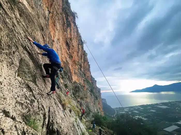 ❗️Sono in arrivo i nostri corsi di arrampicata!
Primo corso di arrampicata base nelle date: 

🗓 05-19-26-27 ottobre 

4 giornate dove tratteremo i seguenti argomenti:
Nodologia, legature, sicurezza, tecnica di arrampicata e impareremo a gestire i rischi della scalata outdoor

Per tutte le info link in bio⬆️ o scrivici in DM

          

@mountainequipment @sfida2.0 @wildclimb @3dclimbing_castronno