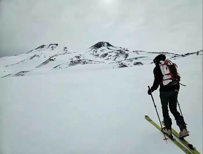 🇨🇱Chile ski trip pt.2

Dopo il primo assaggio di sciata sul Cerro la Parva decidiamo subito di andare verso sud, dove sembra che la neve sia rimasta a quote più basse e abbia nevicato nella notte. Arriviamo al paese di Chillàn per salire l'omonimo vulcano. Ancora una volta le nuvole e il vento forte di accompagnano ma decidiamo lo stesso di proseguire, nella speranza di trovare almeno un minimo di visibilità per la discesa graziea un pallido sole. 
Possiamo scegliere tra 2 cime, il cratere del Chillan Viejo e il "Nuevo". Optiamo per il secondo perché sembra più innevato (quello a sx nella foto 1). 
Nonostante il vento forte ci troviamo a sciare su bella neve, ventata ma omogenea e morbida, con un velo di polvere sopra. Inaspettatamente una bella sciata!

Anche oggi ce la siamo giocata ed è andata bene, nei prossimi giorni abbiamo ancora molti progetti ma è il meteo che la farà da padrone. Cercheremo di sfruttare le finestre di tempo "meno brutto" e proseguiremo il nostro viaggio "al Sur" tra un'empanadas e l'altra.

... continua nei prossimi post

      

@mountainequipment @sfida2.0 @k2.skis