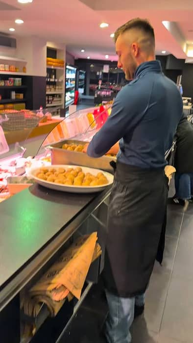 Onze Dolle Donderdag slaat weer toe! 🤪
Op donderdag 29/01 krijg je bij Passage 14:
👉 1 kg frikandellen kopen = 1 kg GRATIS!
💳 Bovendien is het hét moment om je klantenkaart extra snel te vullen dankzij dubbele punten!
#versvlees #ambachtelijk #huisbereid #promo #frikandellen