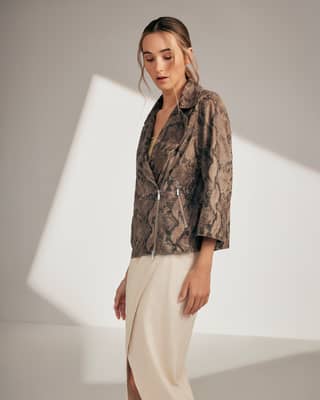 MILESTONE – Die neue Kollektion Frühjahr/Sommer 2026
°
Die aufregenden neuen Modelle der MILESTONE Kolllektion für Damen und Herren sind da!
°
Lassen Sie sich von den neuen Styles inspirieren!
°
Besuchen Sie Ihren nächsten MILESTONE-Händler oder stöbern Sie bequem online im MILESTONE Onlineshop.
°
MILESTONE ist Jackenexperte.
Modernes Design, sorgfältig ausgewählte Materialien und präzise Verarbeitung zeichnen MILESTONE aus und sind seit 1994 ein Erfolgsgarant.
°
Be MILESTONE. Own Your Style.
°
°
MILESTONE – The New Collection Spring/Summer 2026
°
The exciting new models in the MILESTONE collection for men and women have arrived!
°
Be inspired by the new styles!
°
Visit your nearest MILESTONE retailer or browse conveniently online in the MILESTONE online shop.
°
MILESTONE is a jacket expert.
°
Modern design, carefully selected materials, and precise craftsmanship characterize MILESTONE and have been a guarantee of success since 1994.
°
Enjoy the season with MILESTONE.
°
Be MILESTONE. Own Your Style.
°
°
#milestonejackets #Fashiontrends2026 #newcollection #leatherjacketseason #leatherjacketstyle
°
___________