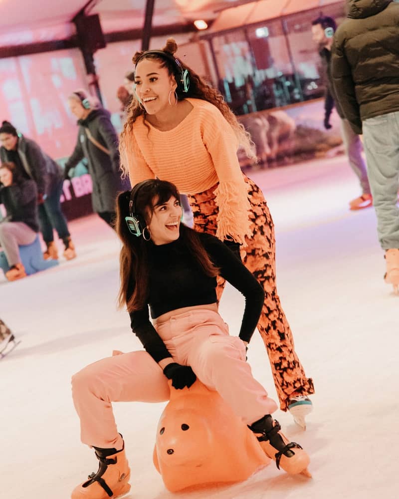 𝐅𝐮𝐧𝐛𝐚𝐚𝐧 𝐢𝐬 𝐭𝐞𝐫𝐮𝐠 𝐭𝐢𝐣𝐝𝐞𝐧𝐬 𝐝𝐞 𝐡𝐞𝐫𝐟𝐬𝐭𝐯𝐚𝐤𝐚𝐧𝐭𝐢𝐞! ⛸️🔥⁠
Na het succes van vorig jaar openen we ook dit seizoen de Funbaan & Curlingbaan in de herfstvakantie! Een week lang schaatsplezier, muziek, kinderactiviteiten én gezellige middagen. Dit wil je niet missen! ✨🍂⁠

𝐍𝐨𝐠 𝐞𝐯𝐞𝐧 𝐠𝐞𝐝𝐮𝐥𝐝… 𝐨𝐩 𝟏𝟖 𝐨𝐤𝐭𝐨𝐛𝐞𝐫 𝐤𝐚𝐧 𝐣𝐞 𝐰𝐞𝐞𝐫 𝐡𝐞𝐭 𝐢𝐣𝐬 𝐨𝐩! ⛸️ 𝐓𝐢𝐜𝐤𝐞𝐭𝐬 𝐯𝐞𝐫𝐤𝐫𝐢𝐣𝐠𝐛𝐚𝐚𝐫 𝐯𝐚𝐧𝐚𝐟 𝟏 𝐨𝐤𝐭𝐨𝐛𝐞𝐫. 🎟️⁠
⁠