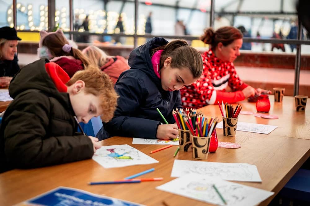 🎨 𝙆𝙣𝙪𝙩𝙨𝙚𝙡𝙥𝙡𝙚𝙯𝙞𝙚𝙧 𝙤𝙥 𝙝𝙚𝙩 𝙞𝙟𝙨!⁠
Kom op dinsdag 21 oktober knutselen bij ons! Laat je verbeelding spreken en versier je eigen houten sleutelhanger — een blijvende herinnering aan je dag vol ijsplezier.⁠ 🍂
⁠
🕦 Tijd: 13:00 – 15:00 uur ⁠
🌈 Locatie: Schaatsbaan Rotterdam, op de Funbaan⁠
⁠