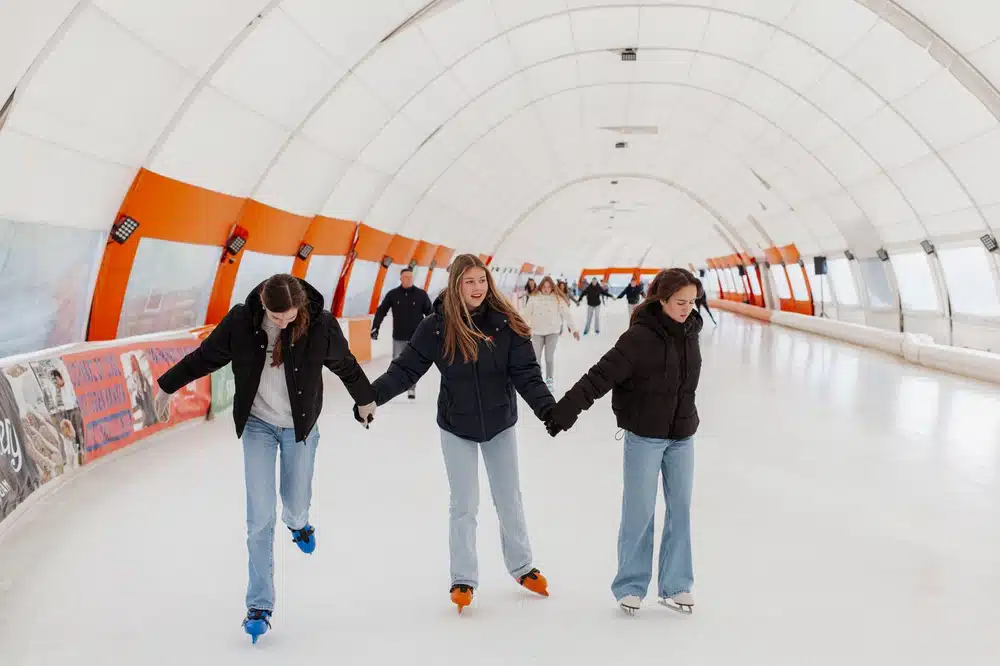 𝐇𝐞𝐭 𝐥𝐚𝐚𝐭𝐬𝐭𝐞 𝐫𝐨𝐧𝐝𝐣𝐞 𝐯𝐚𝐧 𝐬𝐞𝐢𝐳𝐨𝐞𝐧 𝟏𝟐 ⛸️ Drie weken geleden werd er nog geschaatst, gegleden, gestunteld en gelachen op het ijs van de 400-meterbaan en Funbaan 🧡, kijk je nog één keer mee?⁠
⁠
👀 We zijn weer terug in november!