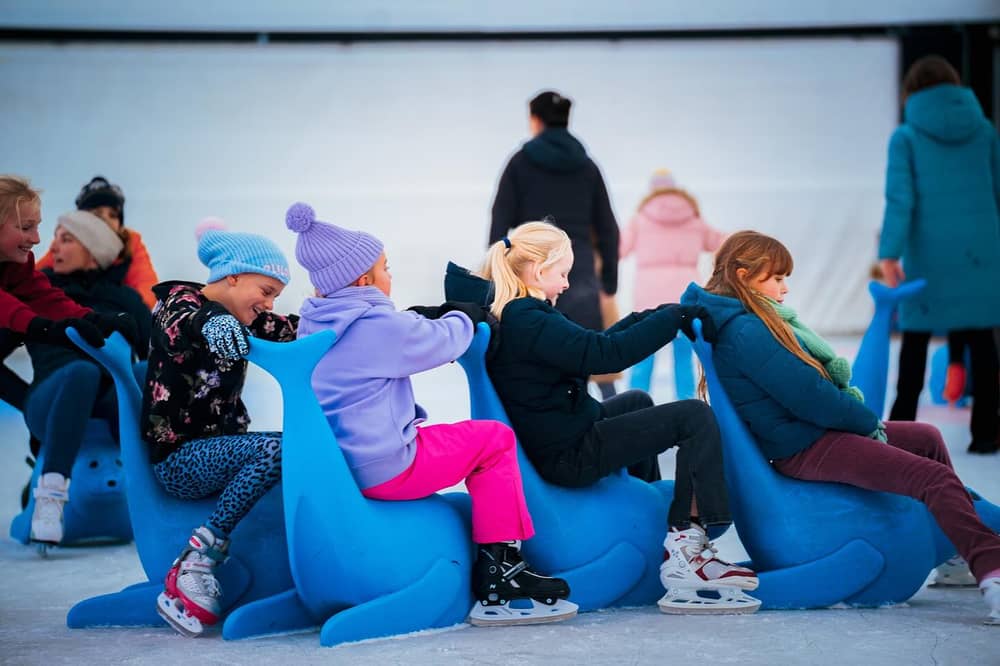 𝐒𝐜𝐡𝐨𝐨𝐥𝐬𝐜𝐡𝐚𝐚𝐭𝐬𝐞𝐧 𝐢𝐬 𝐭𝐞𝐫𝐮𝐠! ⛸️❄️

Het is weer mogelijk om jouw klas of school in te schrijven voor het (gratis) schoolschaatsen!
👉 Vanaf maandag 27 oktober 2025 kunnen scholen al terecht op de Funbaan.
👉 Vanaf zaterdag 22 november 2025 gaat ook de grote 400-meterbaan open en kan er op beide ijsbanen geschaatst worden.

Meld je nu aan en verzeker je van een plekje op het ijs! 💙