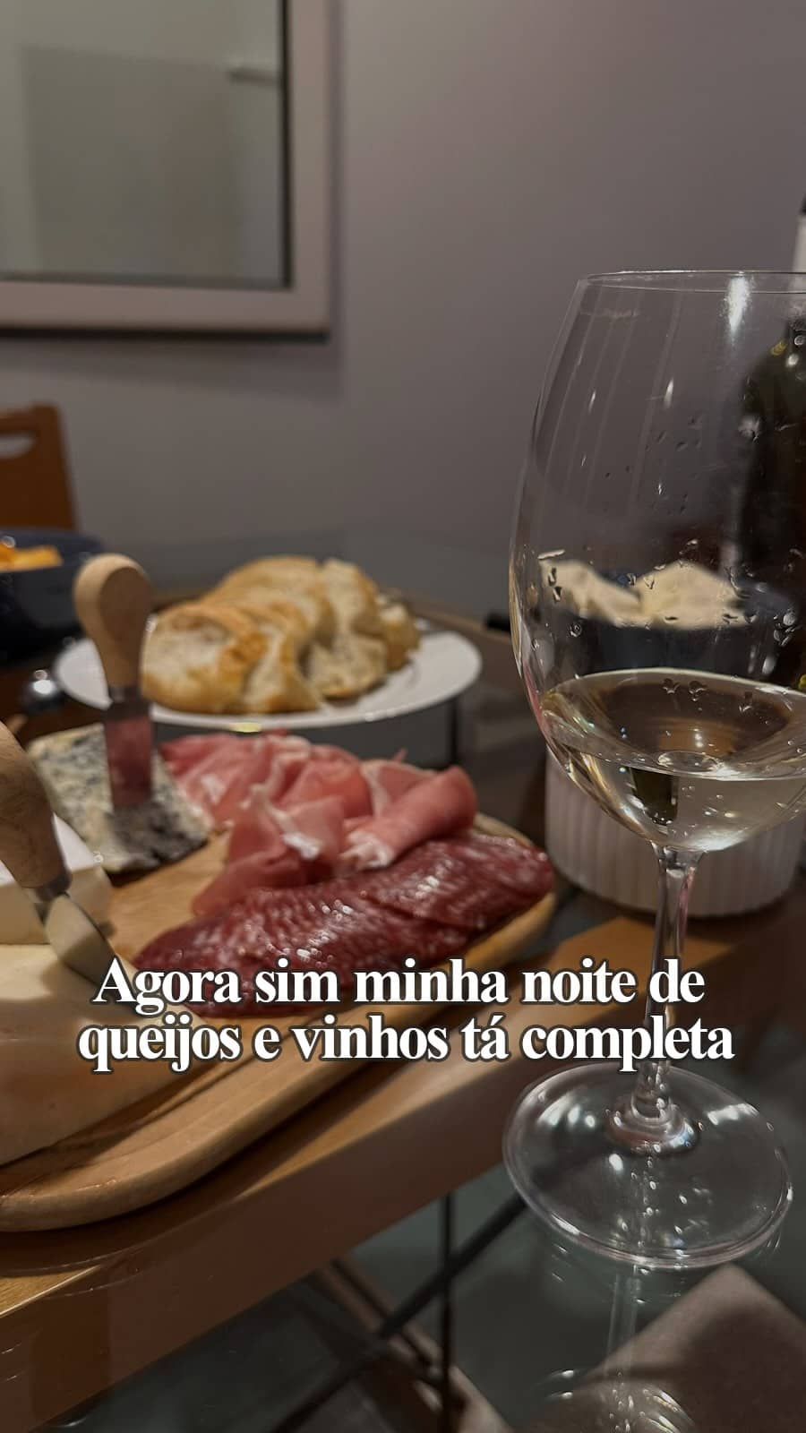 Agora sim minha noite de queijos e vinhos tá completa 🍷🧀