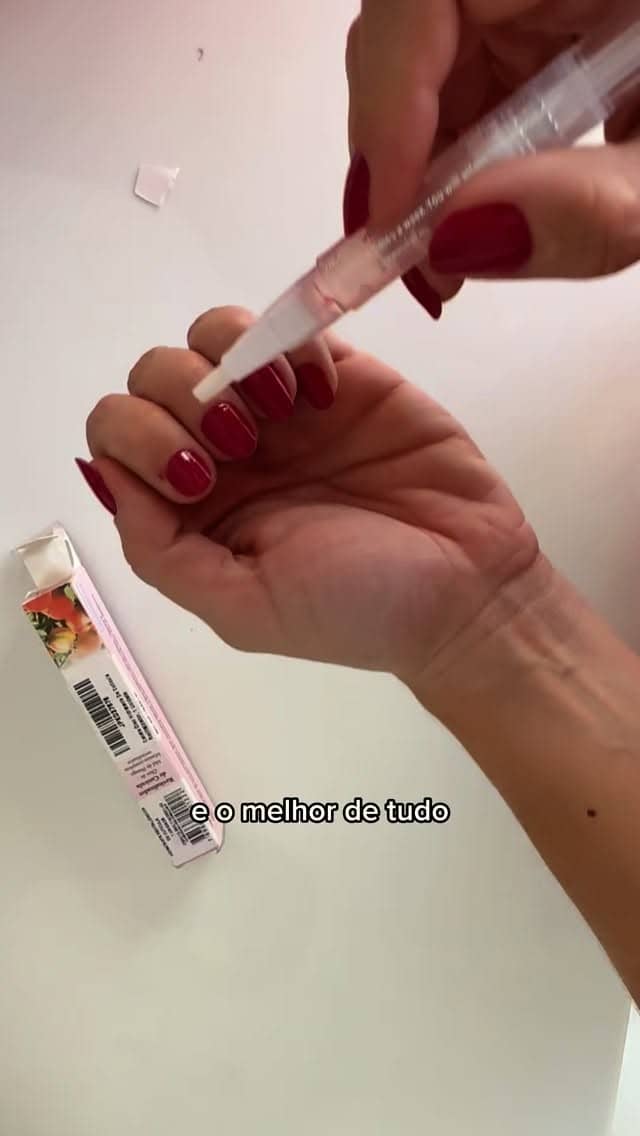 Viciada em hidratar as cutículas!!