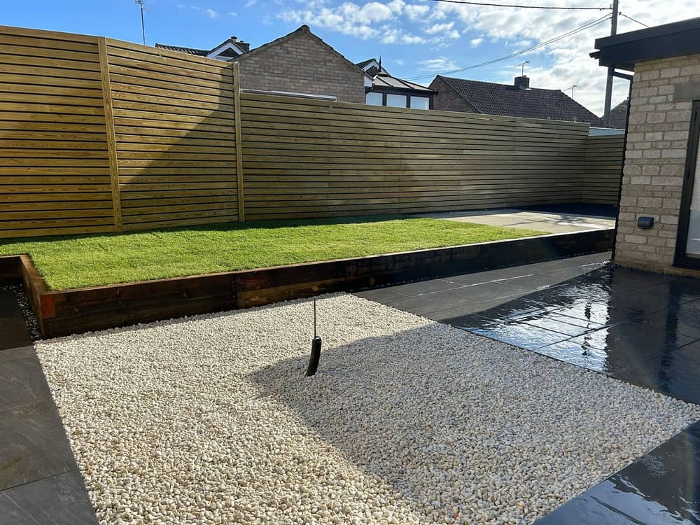 A fantastic job by @swgroundsandgardens 👏🏼Venetian style slatted fencing, gate frames & sleepers supplied by Broadshires Fencing Supplies, Carterton. 📍#fencing #ukfencing #fencingsupplies #timberfencing #oxfordshirebusiness #broadshiresfencing