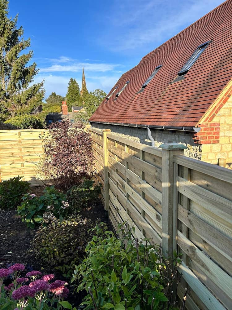 Strong winds require stronger fences 💪🏼Secure your boundaries with Broadshires Fencing Supplies, Carterton. #oxfordshirebusiness #fencing #fencingsupplies #ukfencing #closeboardfencing #fencepanels #gardenfence