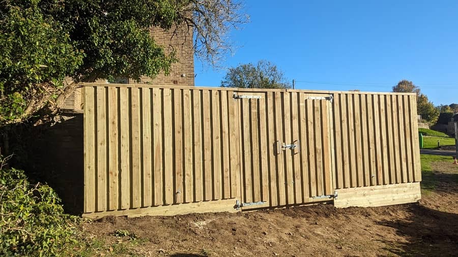 Something a bit different! Acoustic reflective fencing recently completed by a customer. All materials supplied by Broadshires Fencing Supplies, Carterton. 📍#fencing #ukfencing #broadshiresfencing #fencingsupplies #oxfordshirebusiness