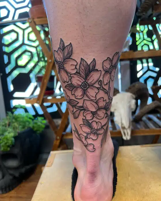 Big dogwood branch for Gavin. 
Thanks for always coming in with fun ideas! 
DM for booking info 

#dogwood #dogwoodflower #pdx #nature #northportland #floweryattoo #blackandgrey