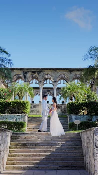 A celebration as chic as it was intimate. Filmed at the legendary Cloisters and the @fsoceanclub, this Bahamas wedding unfolded like a Vogue editorial—outdoor vows in a centuries-old garden, a glass-top tent reception, and an after-party by the pool lit by fireworks and Junkanoo rhythms. Think star-studded energy (without the paparazzi) and the kind of privacy only a true island escape can offer. All of it brought to life by Jamie of @absoluteevent, who knows how to create pure magic.

Planning & Styling // @absoluteevent 
Venue @fsoceanclub 
Photography // @sunnyleephoto 
Cinema // @pineapple__films 
Glam // @tl_brides 
Decor // @wildflowers.bahamas 
Entertainment // @rockwithu 
Junkanoo // @thefalconsentertainment 
Dress // @lizmartinezbridal