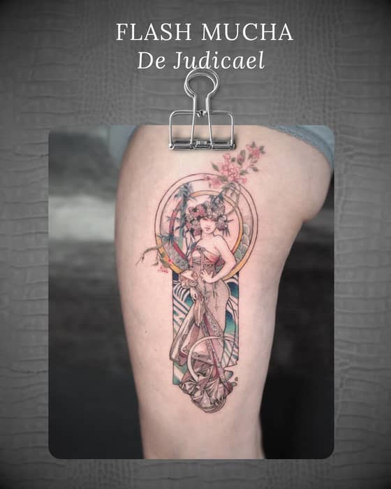 Un nouveau tatouage d’inspiration Mucha de @judicael.epureatelier Magnifique. Pour les flashs d’avri