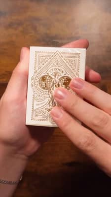 A touch of gold ✨ Take a closer look at the Tycoon Midas Edition Playing Cards 🔎 
•
Get these golden cards today at theory11.com/tycoon25
•
#theory11 #gold #golden #asmr #satisfying #unboxing #reels