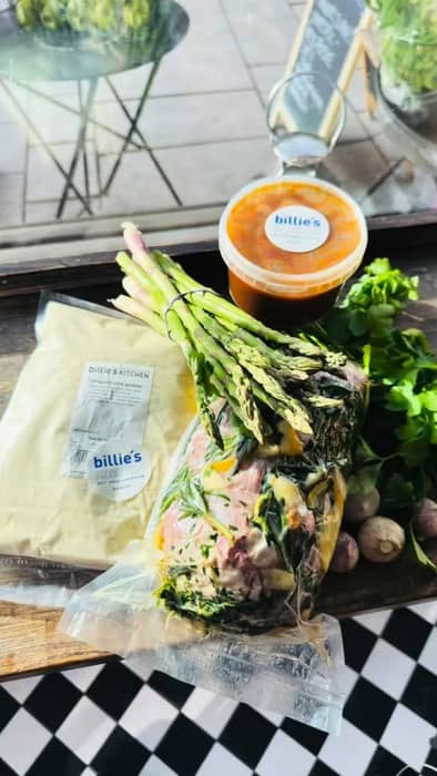 Da er Billies påskelam med tilbehør ferdig pakket 🫡 Le menu:
🐑Årets ferske lam; surret stek som er vakumert og marinert i urter, sitron og hvitløk. Stekeinstruksjoner følger med!
🥔🥛🧀Fløtegratinerte poteter, vakumert 🍷🥩Rødvinsaus 🫛🫛Asparges